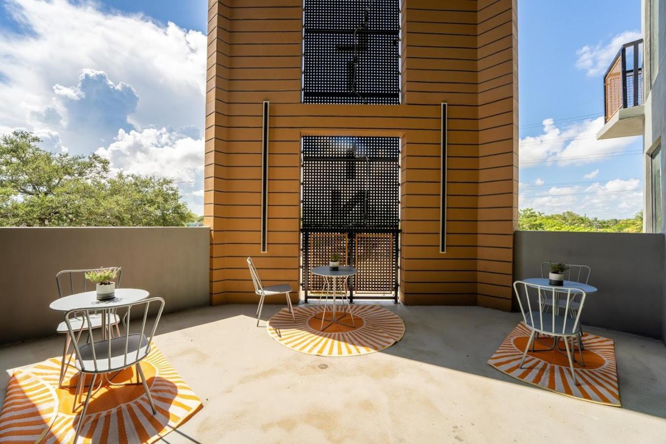 Sejur At Koosh Living Davie Exterior photo